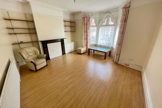 stockwood cresent, Luton photo 3
