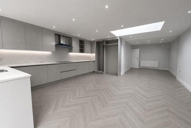 106, Randall Avenue, London photo 3