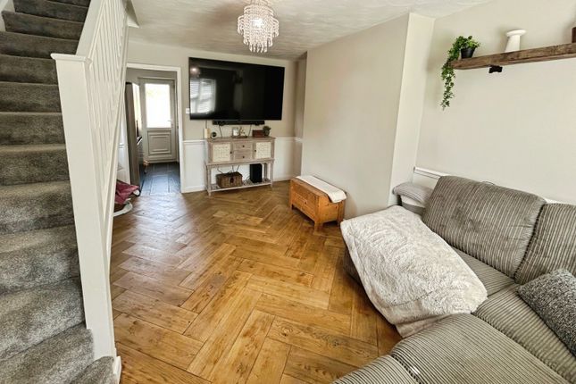 28, Finch Close, Swadlincote photo 4