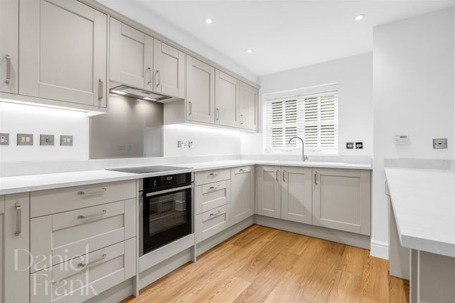 119, Smarts Lane, Loughton photo 2