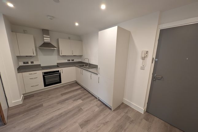 Flat to rent in Chapel Street, Salford