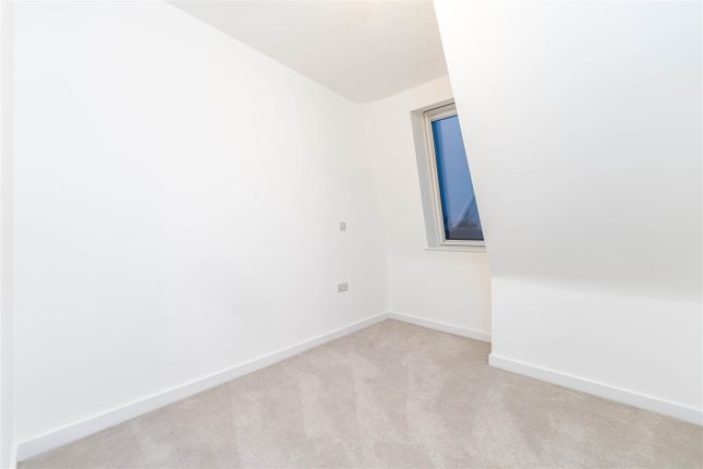 Flat to rent in Inglis Road, London