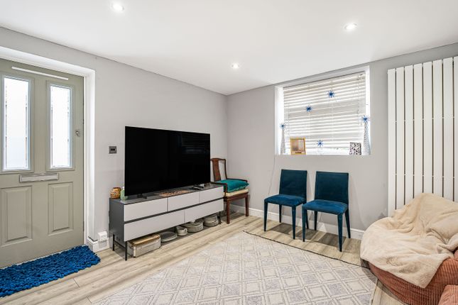 24A, Thistle Grove, Welwyn Garden City photo 2