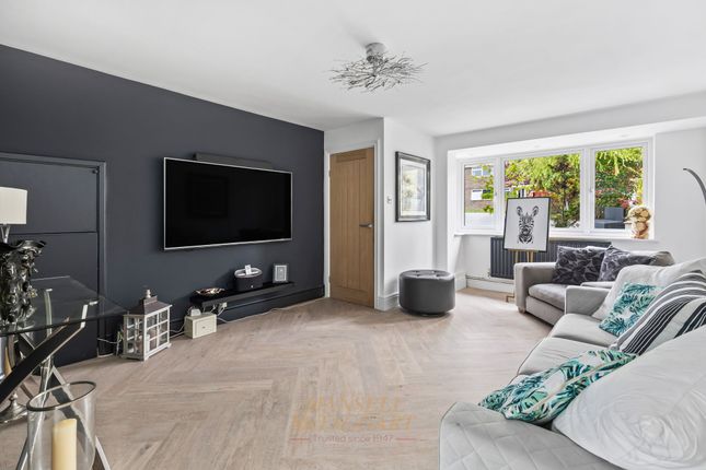 21 Hawarden Close, Crawley photo 4