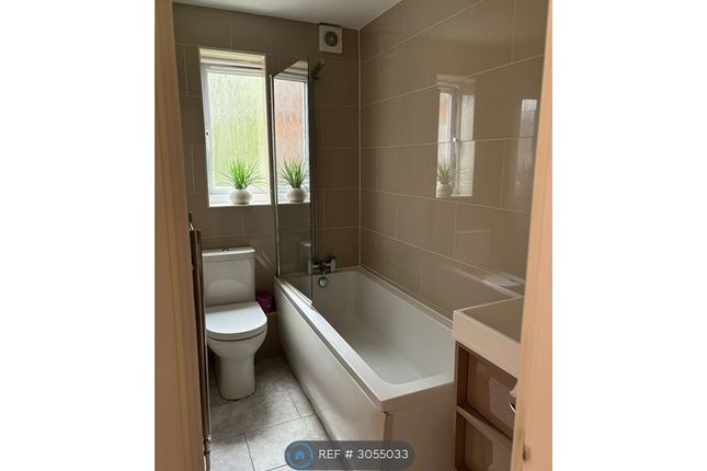 Bream Close, London photo 3