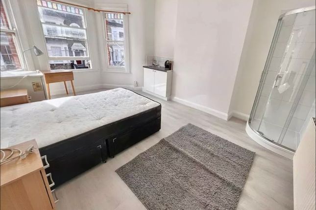Maisonette to rent in Lime Grove, London