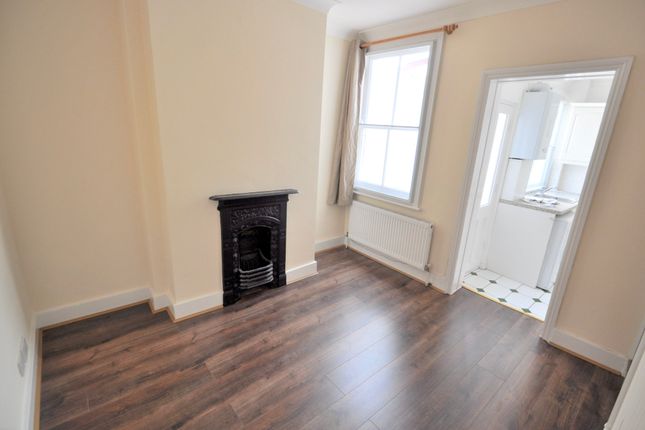 34 Station Road, Wraysbury photo 4