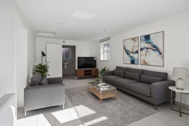 11 Alexander Avenue, London photo 4
