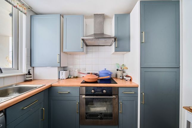 Flat 2, Mantle Court, 209-211, Mantle Road, London photo 4