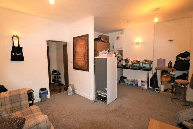 Flat for sale in Beaufort Gardens, Ilford, Essex