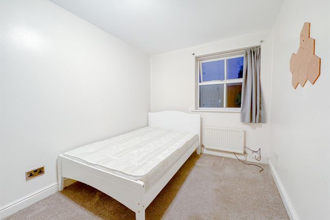 Thumbnail Room to rent in Leigh Hunt Drive, Southgate