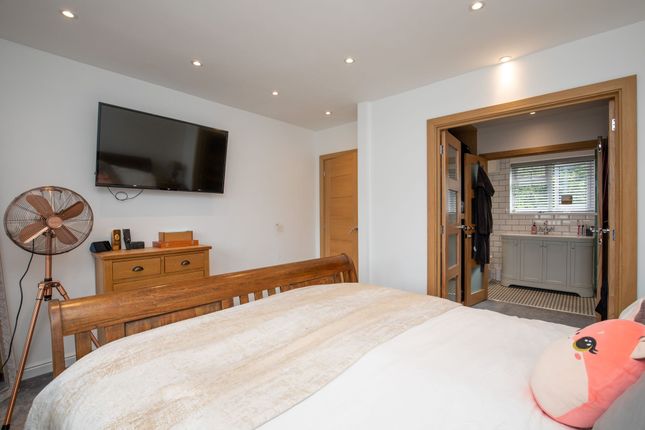 8 The Retreat, Bridgend photo 3