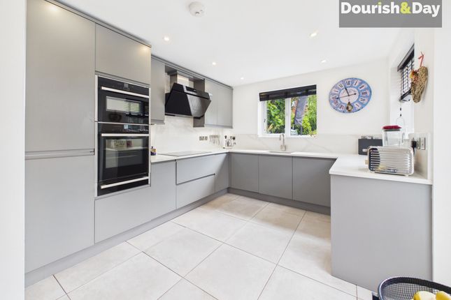 2 Oak Tree Gardens, Stafford photo 2