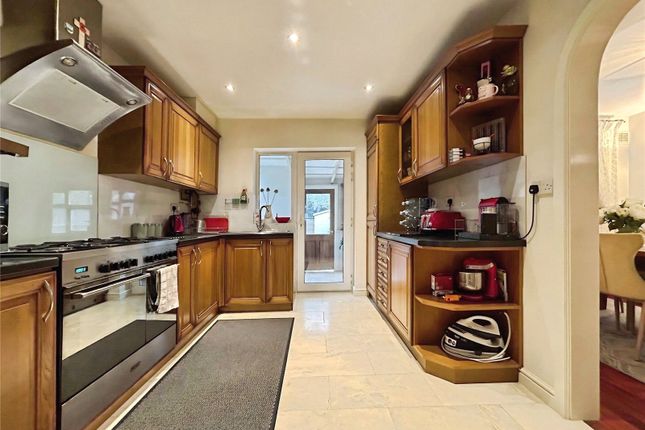 19, Spring Avenue, Surrey photo 3