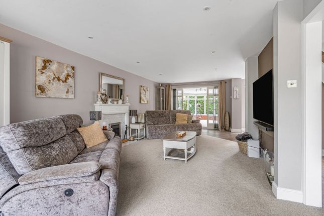 7, East Gardens, Surrey photo 2