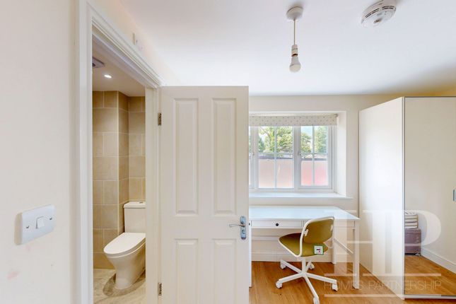 Room 1, 36 Alpha Road, Crawley photo 5