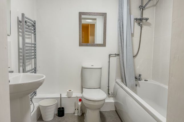 18 Woodside Court, Leeds photo 4