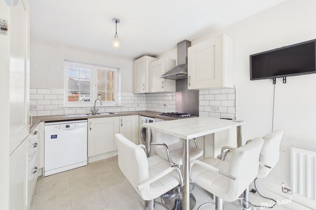 8 Siddington Drive, Aylesbury photo 2