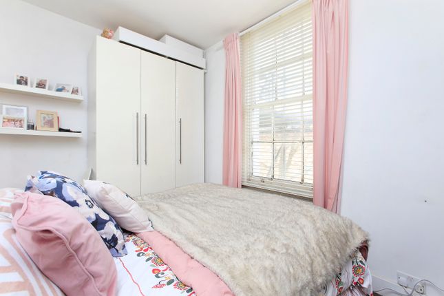 Flat for sale in Rectory Grove, Clapham, London
