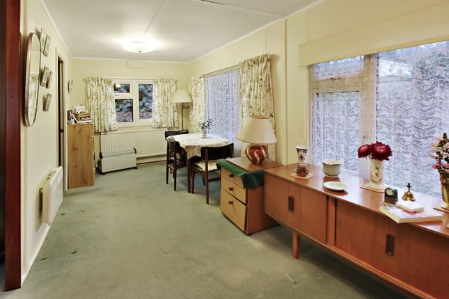 16 Woodpecker Way, Turners Hill Park, Crawley photo 2