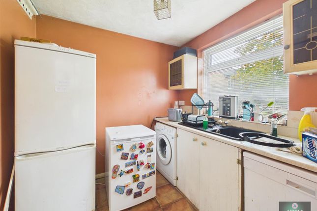 32, Payne Close, Crawley photo 3