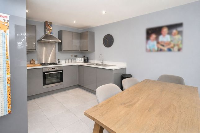 98 St. Georges Walk, Harrogate photo 4