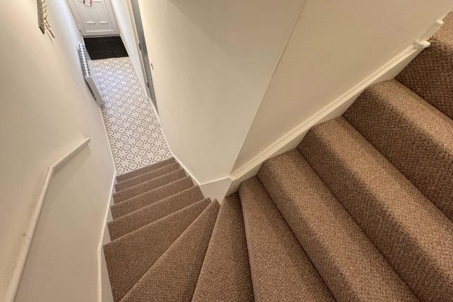 25, Beech Court, Rugby photo 5