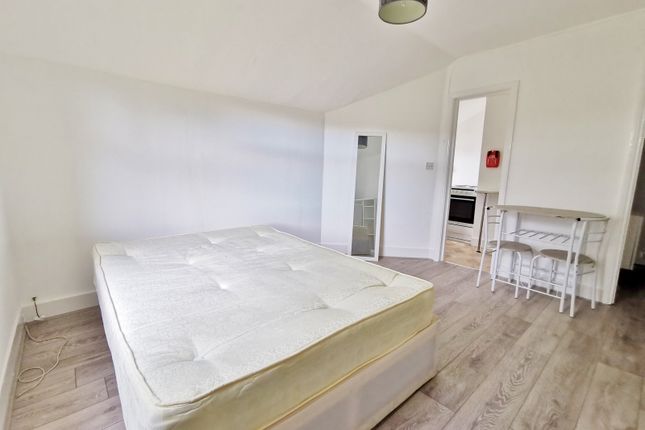 Flat 7, 64 Onslow Gardens, Muswell Hill photo 3