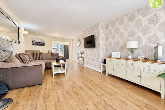 22 Colville Close, Stanford-Le-Hope photo 2
