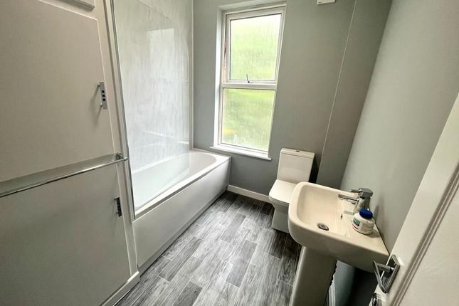 13 Knowle Avenue, Leeds photo 4