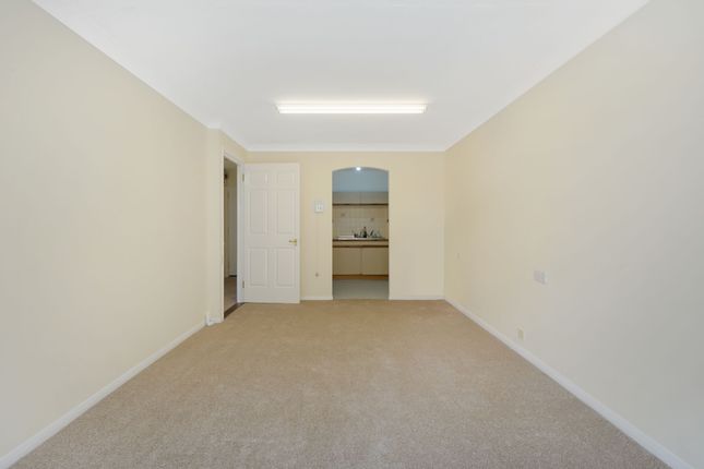 21 Langdale Court, Ilford photo 2