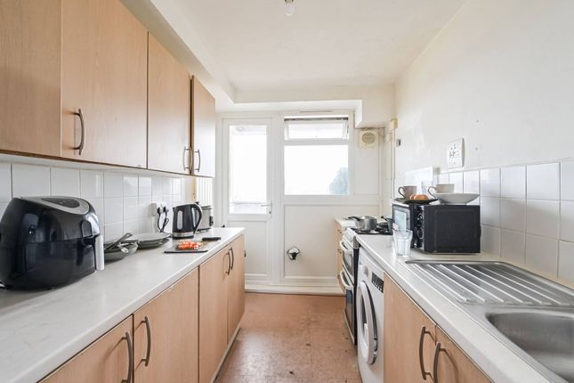 1-bed flat on Brassett Point, Stratford, £200,000