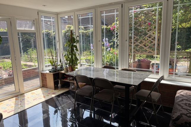 5, Teviot Close, Guildford photo 4