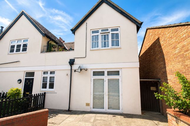 Flat 2, Fountain Court, Waltham Abbey photo 4