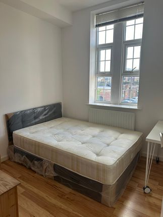 Flat to rent in Carter Place, London