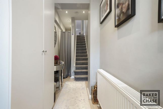 Flat for sale in Chase Side, Enfield