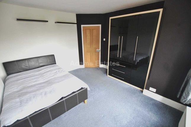 Room to rent in Room 3, Reading Road, Woodley