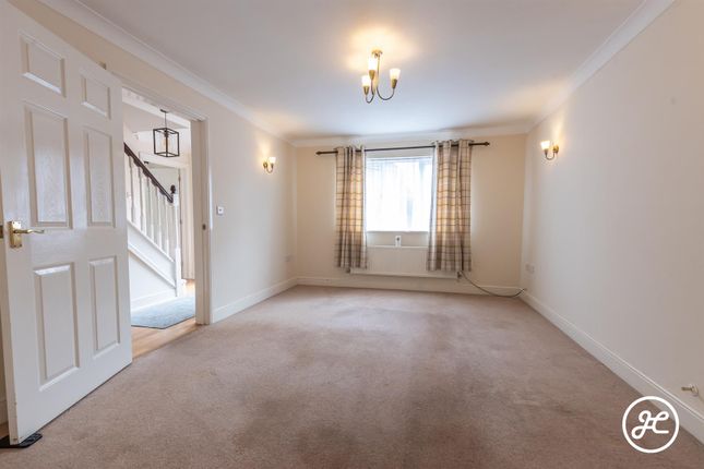 17, Avill Crescent, Taunton photo 3
