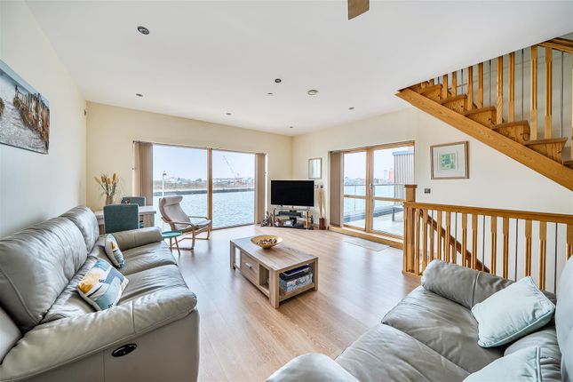 8, Emily Court, Swansea photo 2