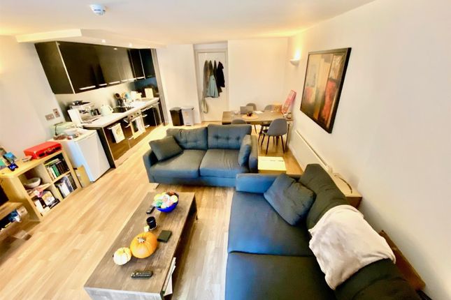 2-bed flat on 309 West Point, West Point, Wellington Street, Capital Quarter, £247,500