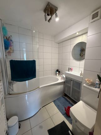 26, Enfield Close, Uxbridge photo 3