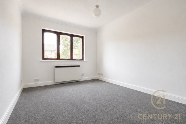 1 Old Farm Court 9, Farm Road, ESHER photo 2
