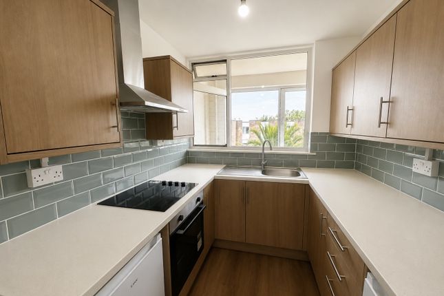 43, Courtlands, Park Road, BARRY photo 2