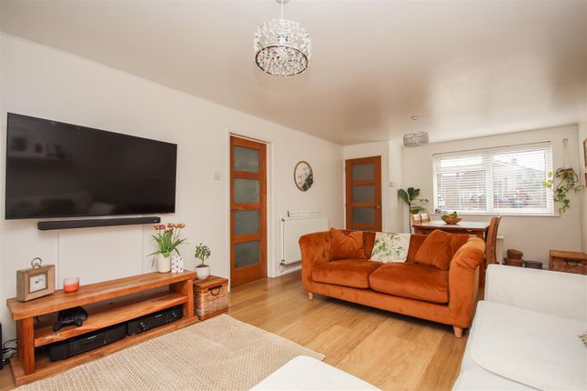 67, Farnham Drive, Rushden photo 3