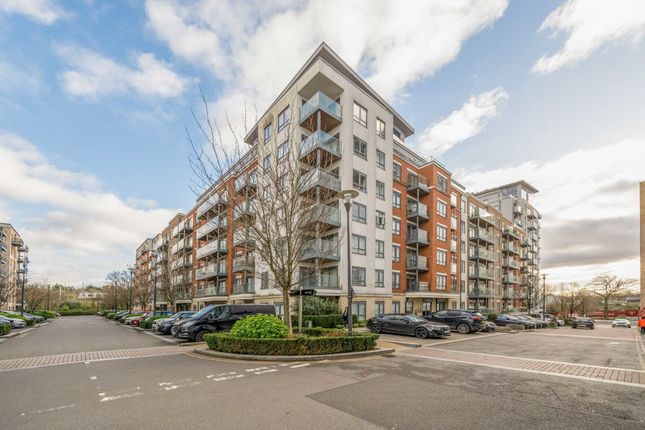 Thumbnail Flat for sale in East Drive, London