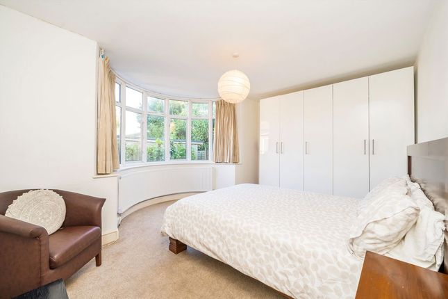 Flat 2, 6, North Common Road, London photo 4