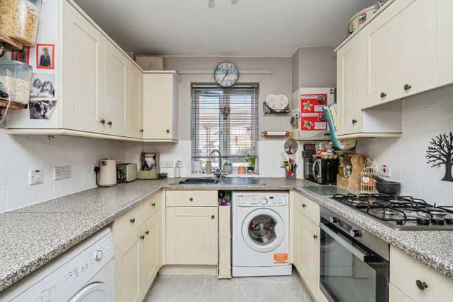 21, Norwood Close, Leatherhead photo 3