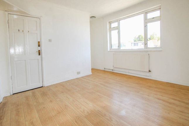 Yeading Court, Hayes Middlesex photo 2