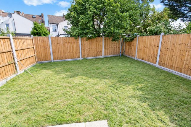 1C, Holly Road, Enfield photo 4