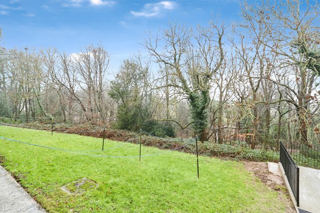 64, West Park Drive East, Leeds photo 4